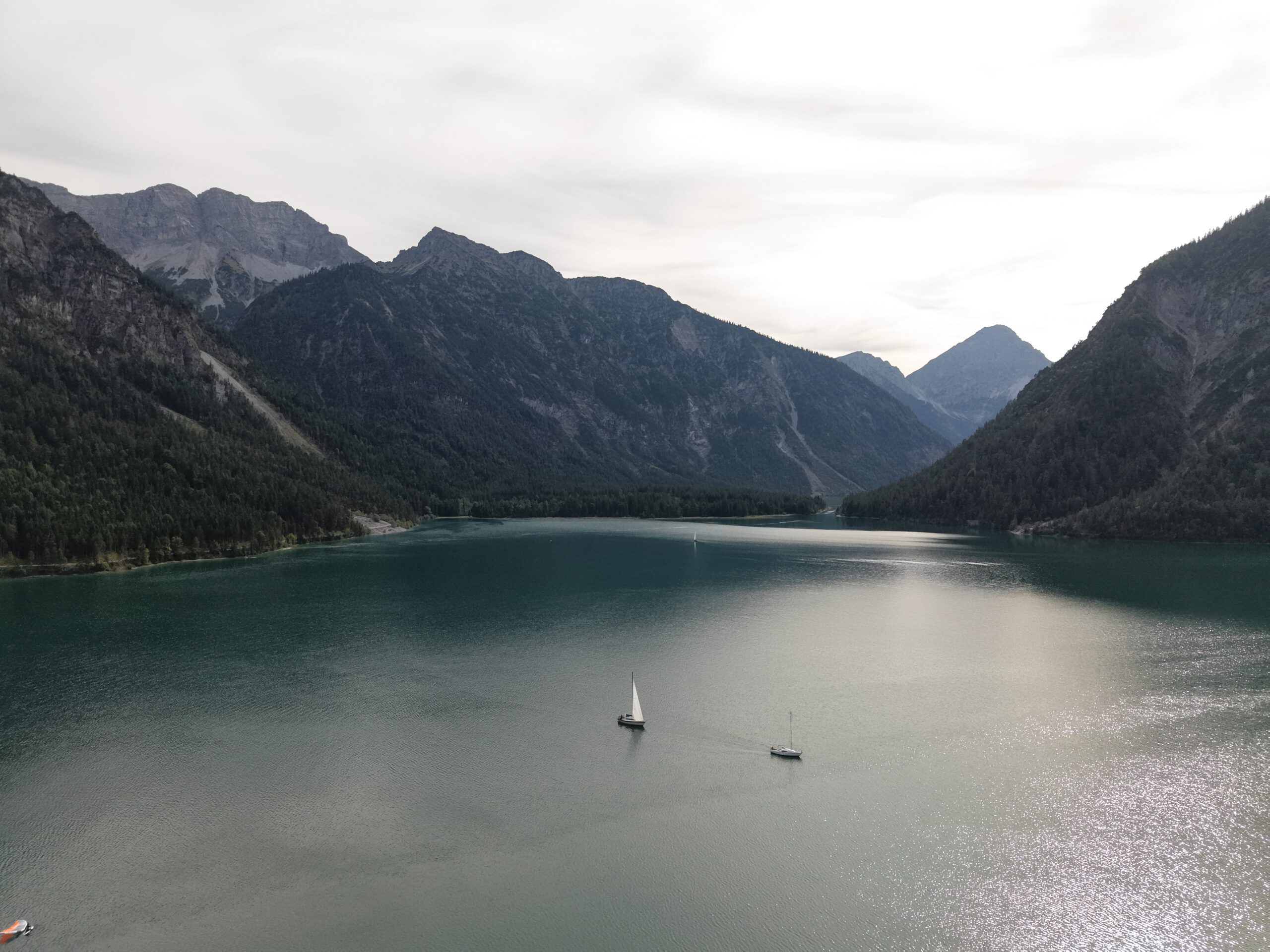 Gruppe auf schmalem Pfad